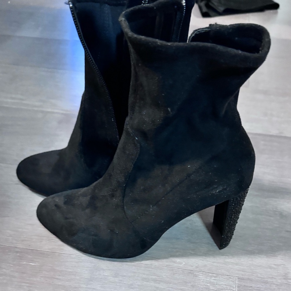 Jewel Badgley mischka suede booties